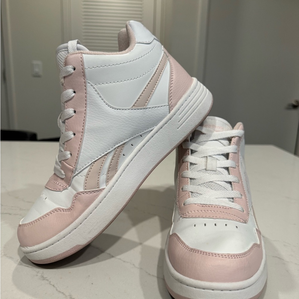 Excellent condition Kids size 5 Reebok Sneakers Pink & White fits women size 7.5
